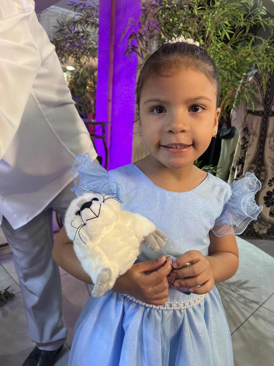 Criança com pelúcia conquistada na Super Toy